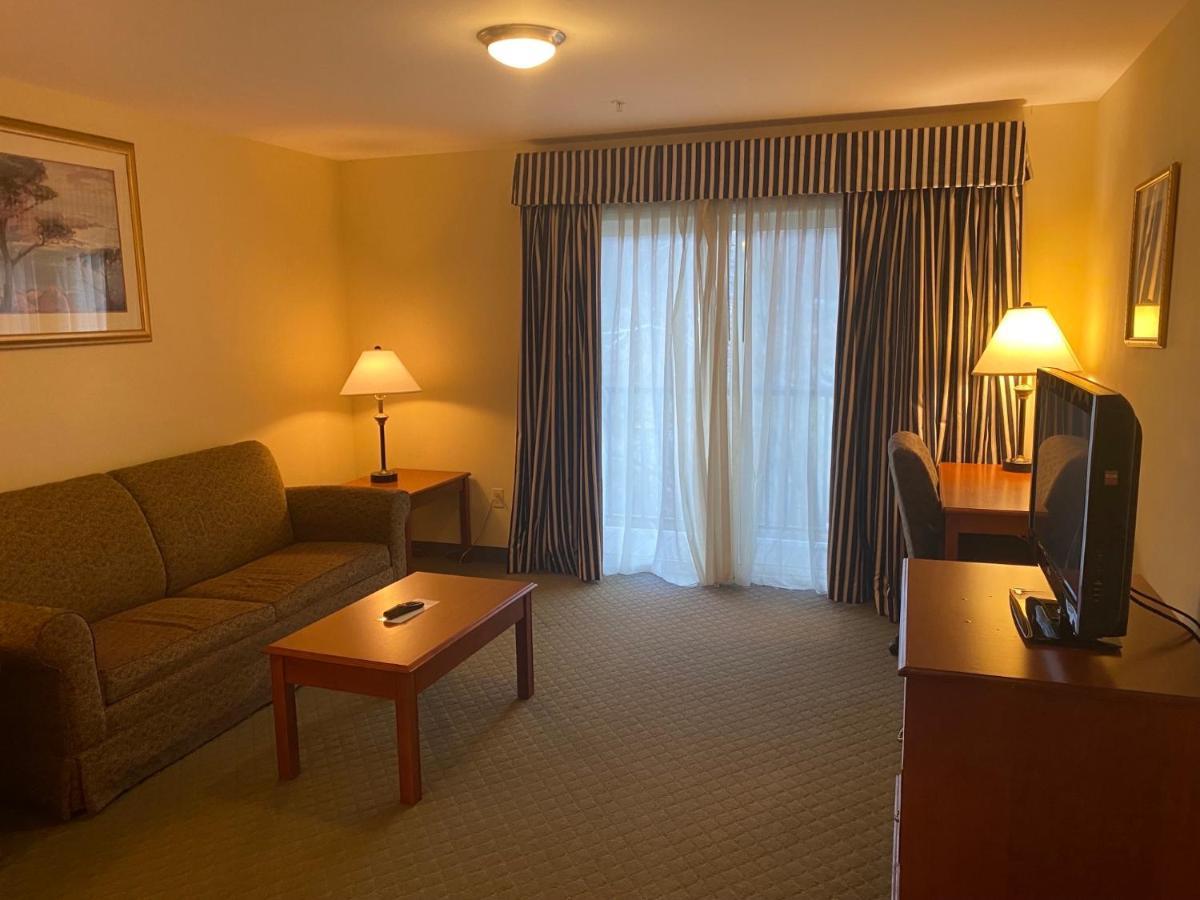 White River Inn & Suites Уайт-Ривер-Джанкшн Экстерьер фото